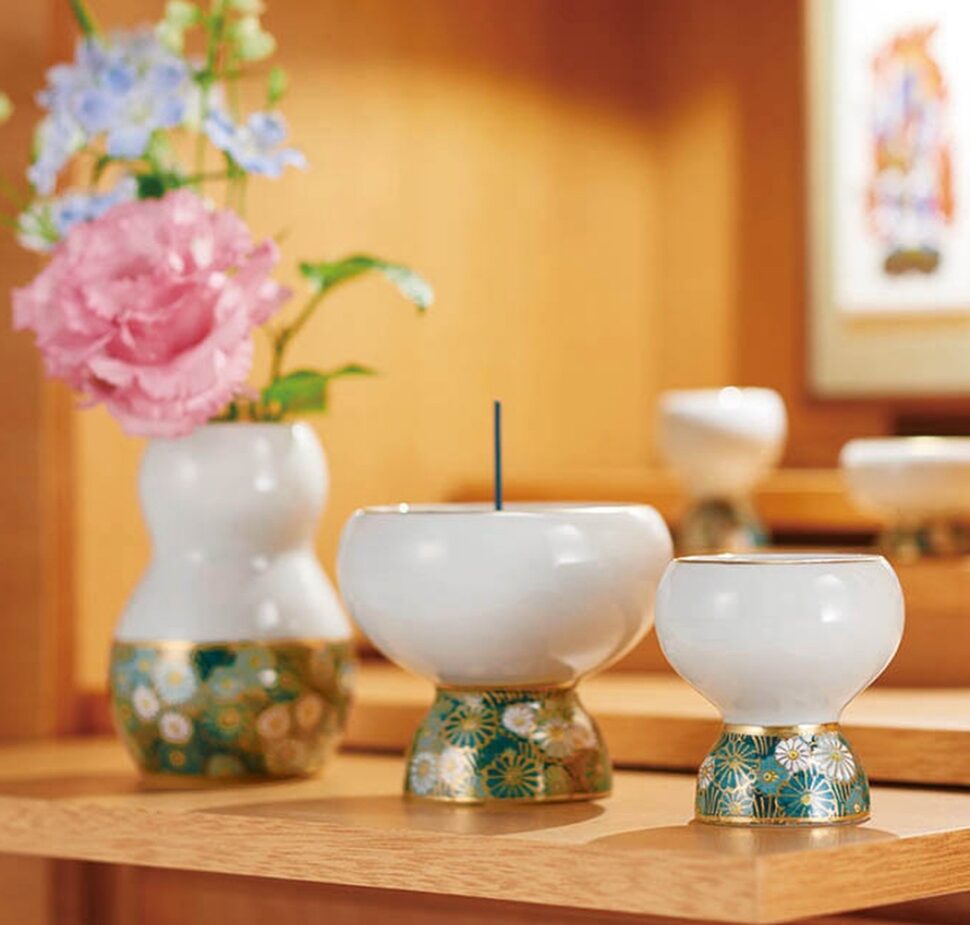 祈りの場を華やかに。 九谷焼の具足「ホビット グリーン(花詰)」